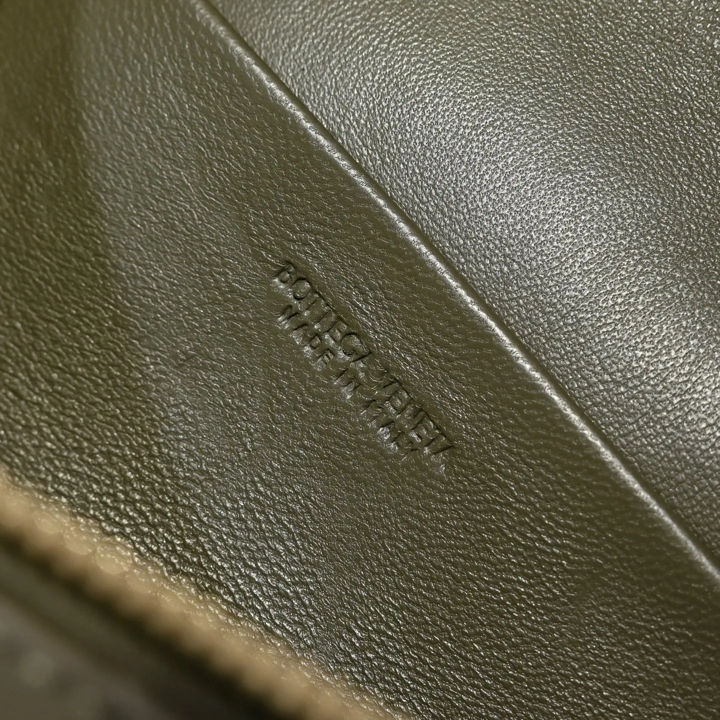 Batch 1360 Bottega Veneta 24 spring and summer woven zipper crossbody bag. A crossbody bag that can be used as a cosmetic bag. The exquisite weaving and compact body are an indispensable accessory for the upcoming summer. The double zipper also better protects the bag. It has a large capacity. If you like it, don’t miss it. Style number: 9109 Size: 22*12.5*5cm